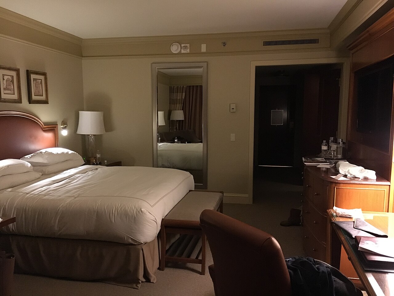 Pokój hotelowy z dużym łóżkiem dla grup szkolnych w Krakowie